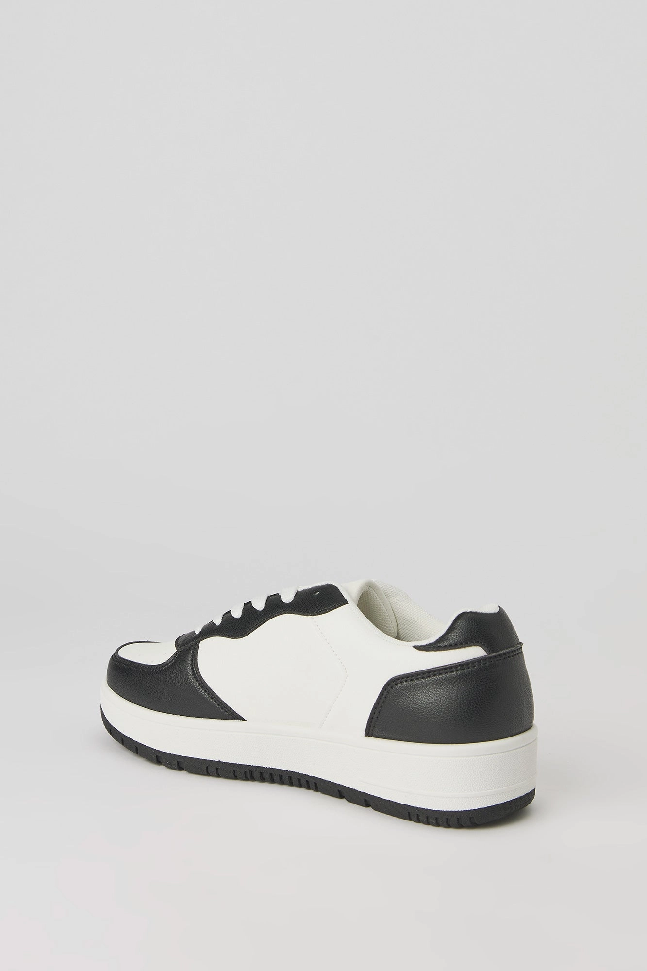 Classic Low Top Lace Up Sneaker