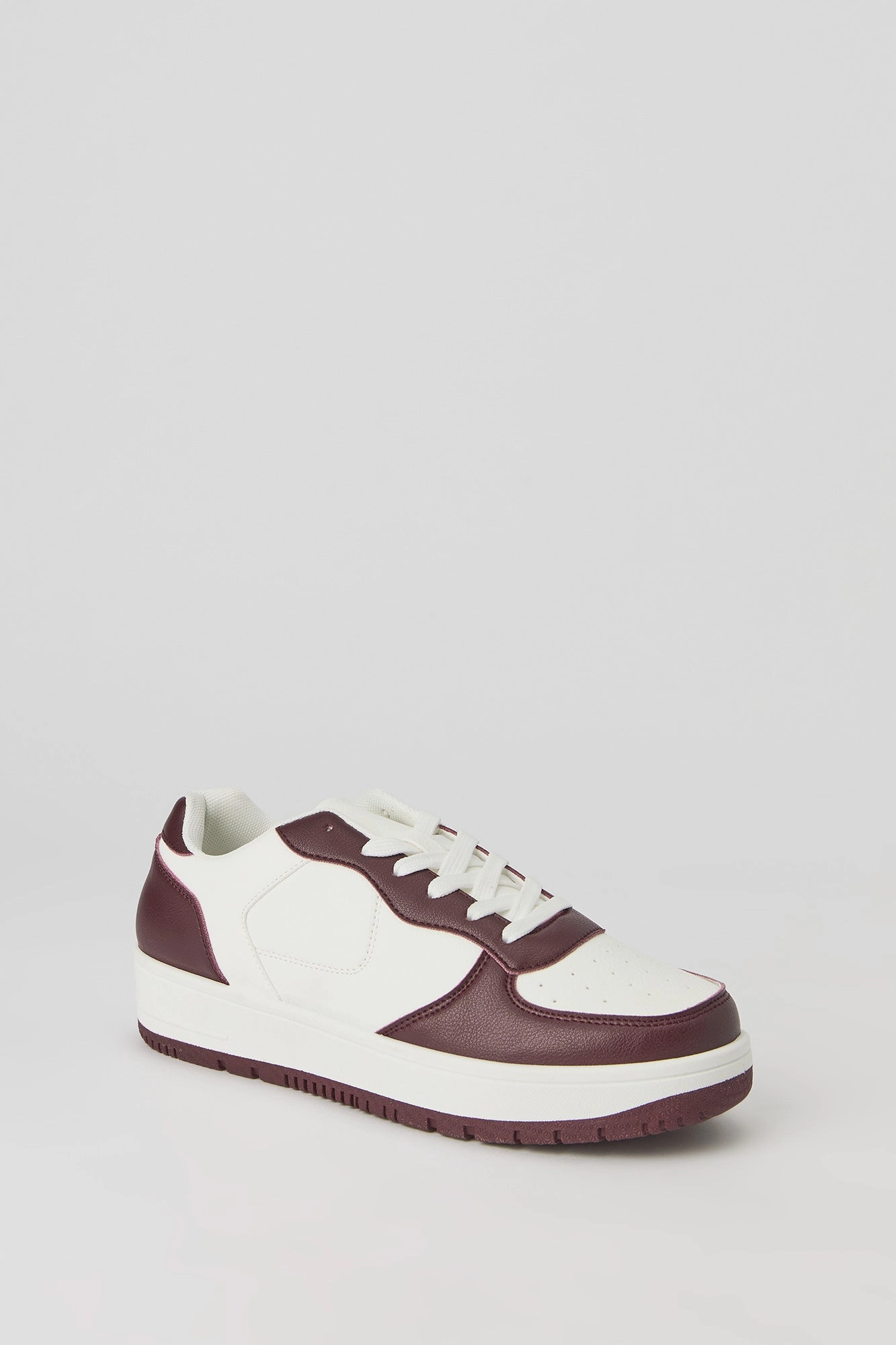 Classic Low Top Lace Up Sneaker