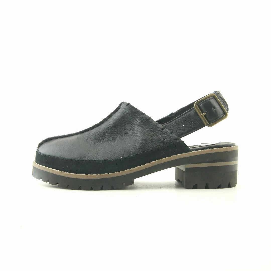 MUK LUKS .