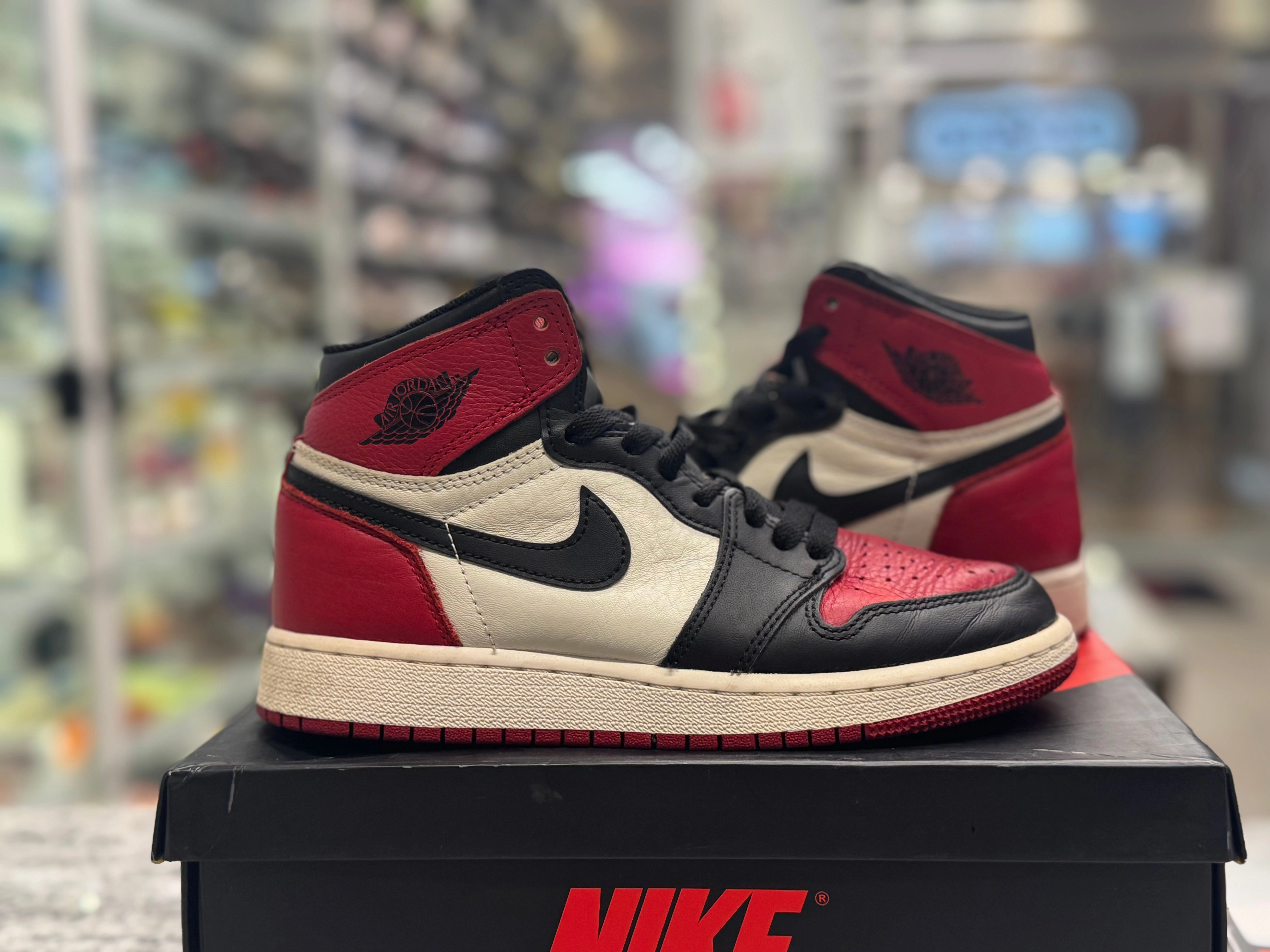 PRE OWNED Air Jordan Retro 1 Bred Toe GS