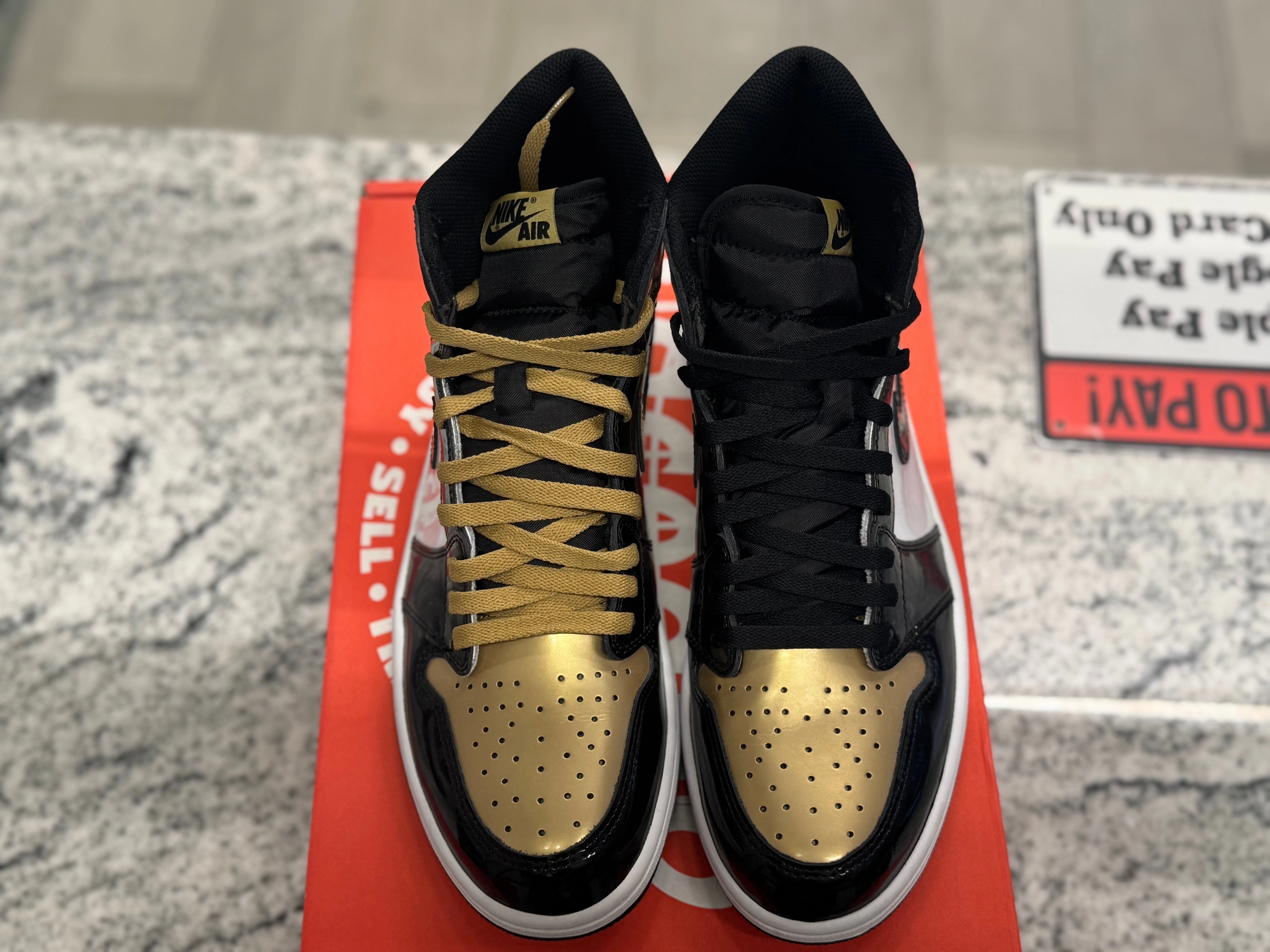 PRE OWNED Air Jordan Retro 1 Gold Toe