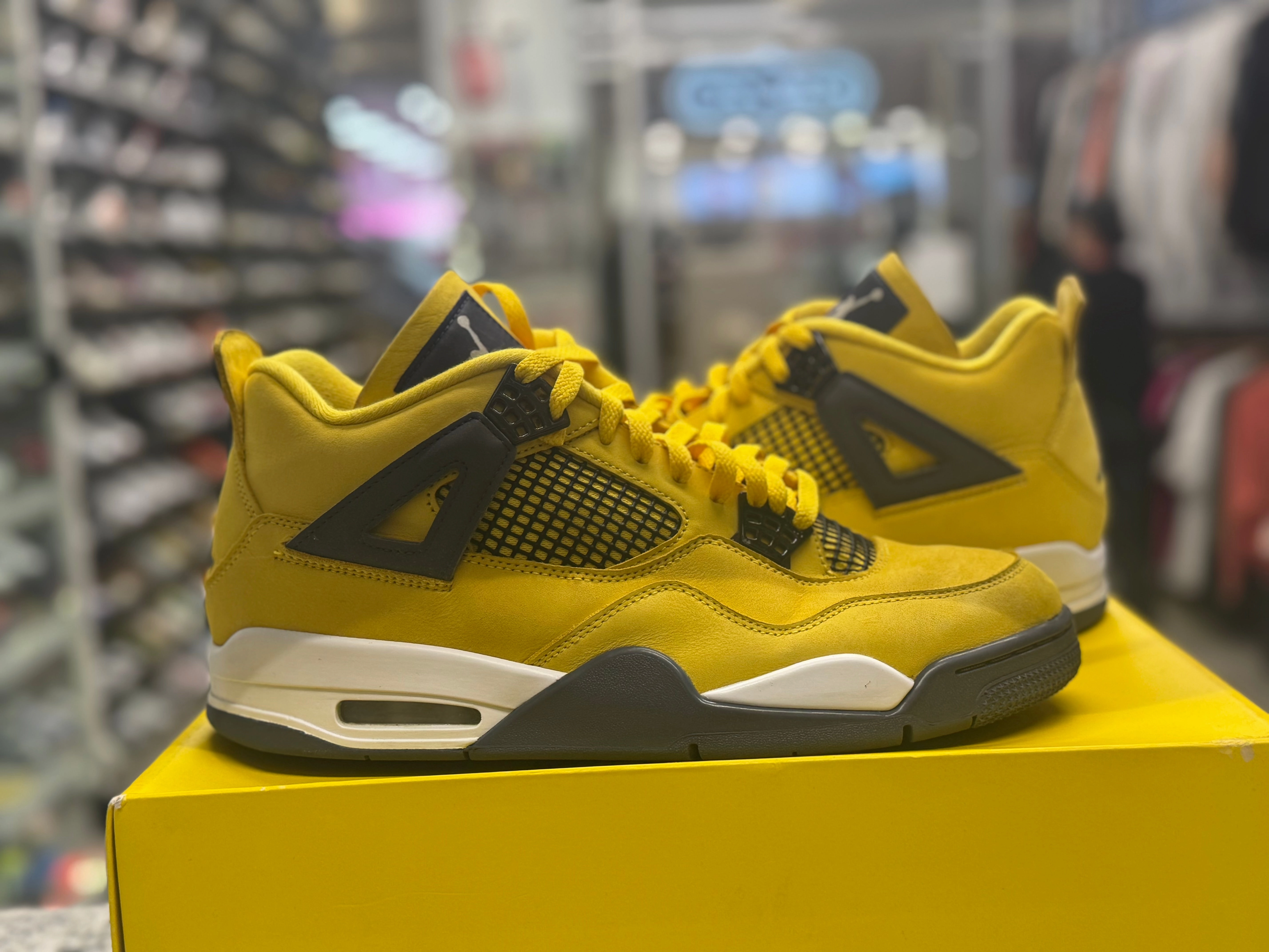 PRE OWNED Air Jordan Retro 4 Lightning 2021