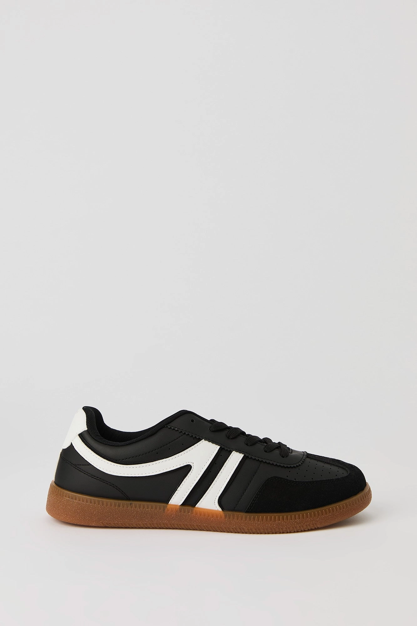 Retro Low Top Sneaker