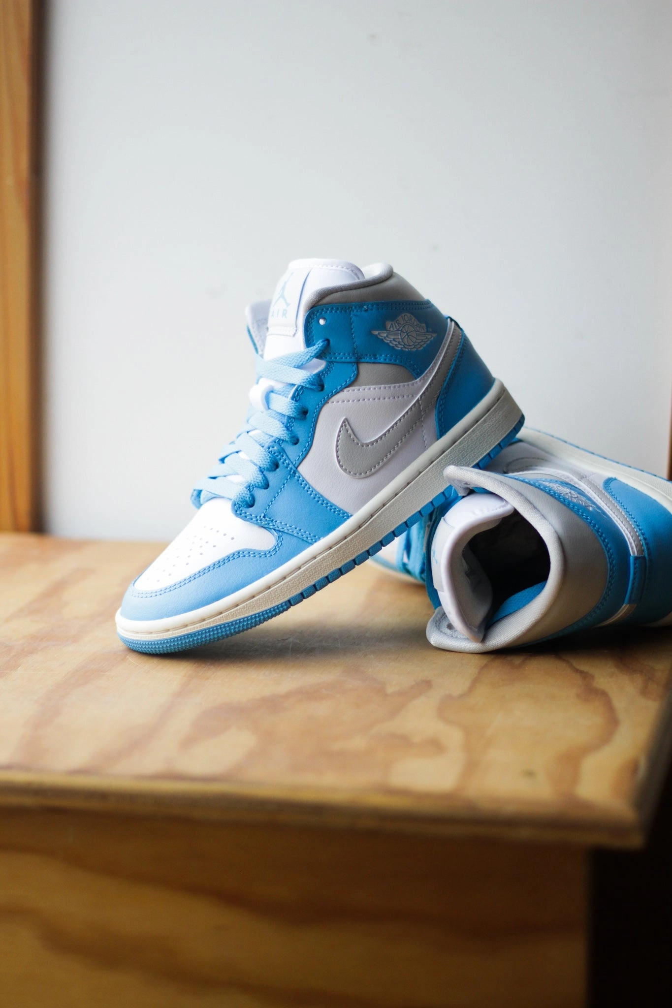 W AIR JORDAN 1 MID DK POWDER BLUE/NEUTRAL GREY-WHITE-SAIL