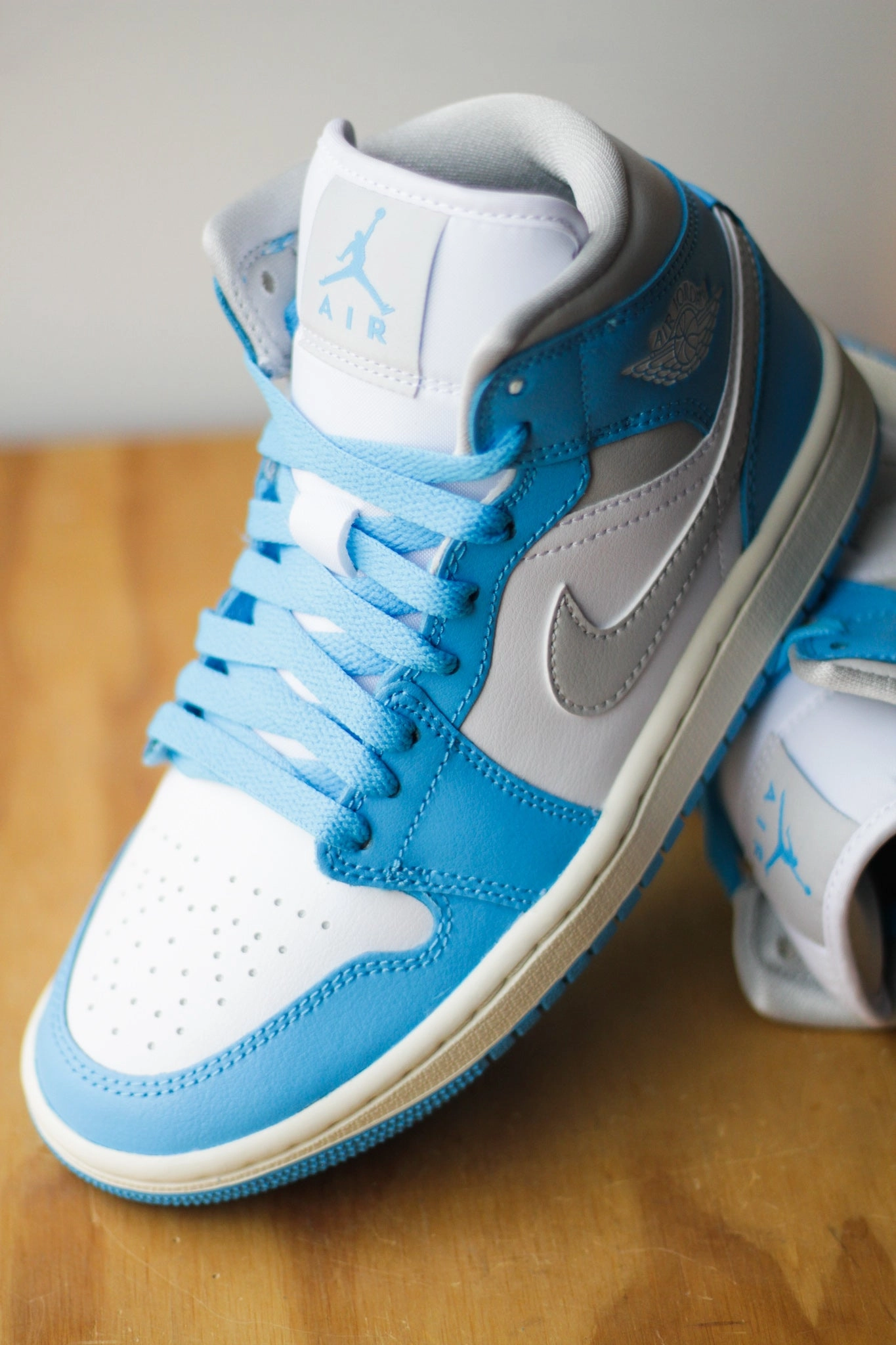 W AIR JORDAN 1 MID DK POWDER BLUE/NEUTRAL GREY-WHITE-SAIL