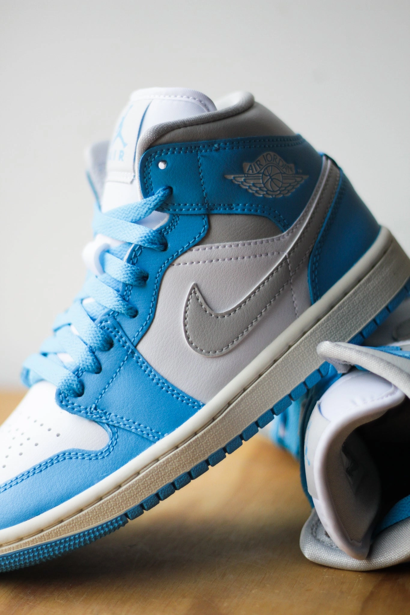 W AIR JORDAN 1 MID DK POWDER BLUE/NEUTRAL GREY-WHITE-SAIL
