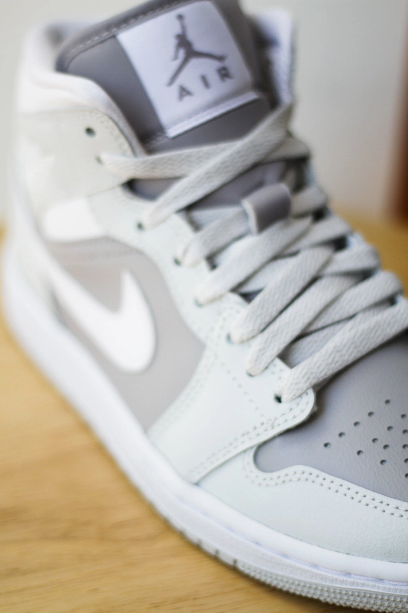 W AIR JORDAN 1 MID PHOTON DUST/WHITE-ATMOSPHERE GREY