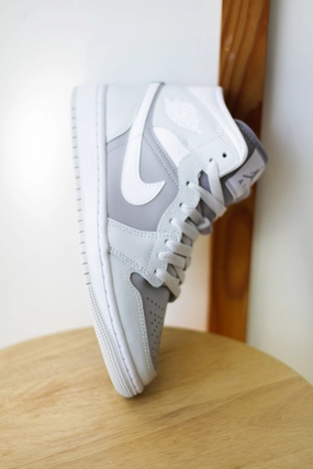W AIR JORDAN 1 MID PHOTON DUST/WHITE-ATMOSPHERE GREY