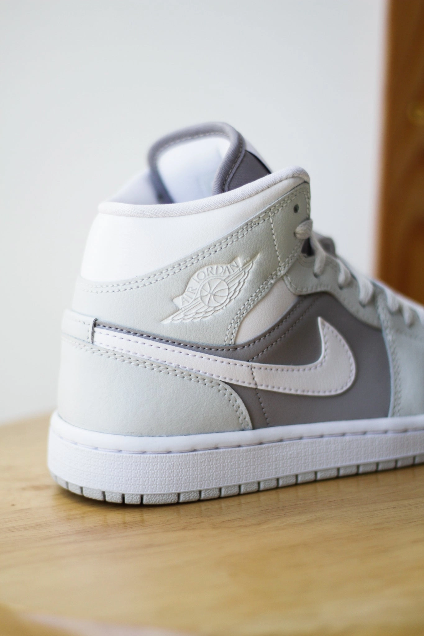 W AIR JORDAN 1 MID PHOTON DUST/WHITE-ATMOSPHERE GREY