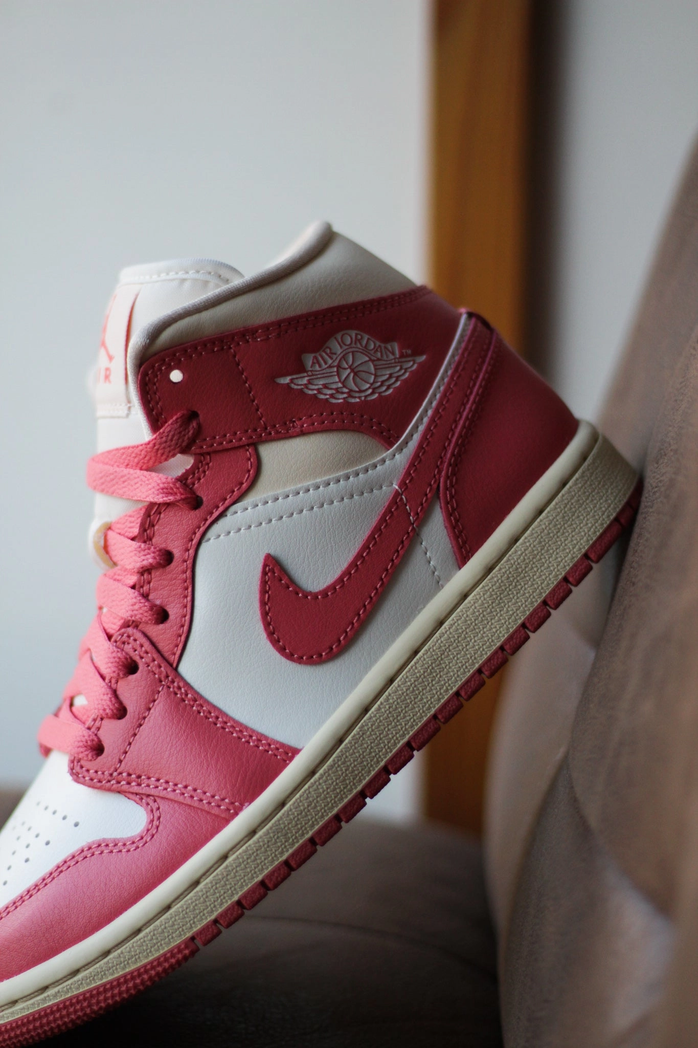 W AIR JORDAN 1 MID SAIL/PINK SALT-GUAVA ICE-MUSLIN