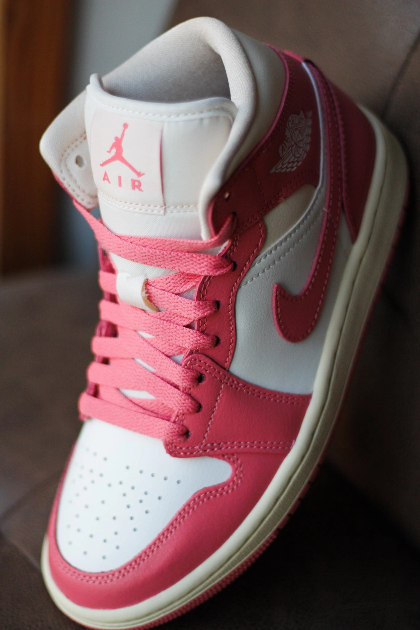 W AIR JORDAN 1 MID SAIL/PINK SALT-GUAVA ICE-MUSLIN